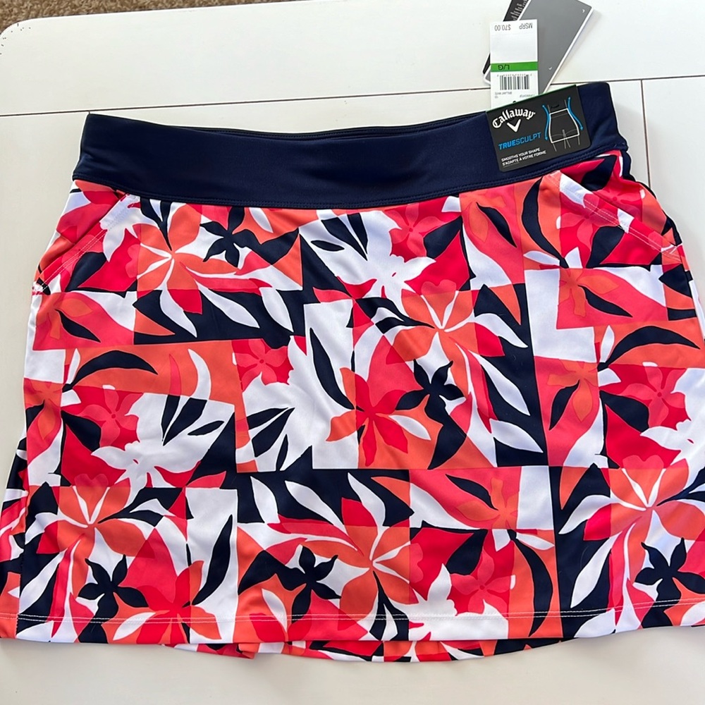 NWT Callaway TRUEsculpt golf skirt, size L.  Navy/white/multi. Front pockets.